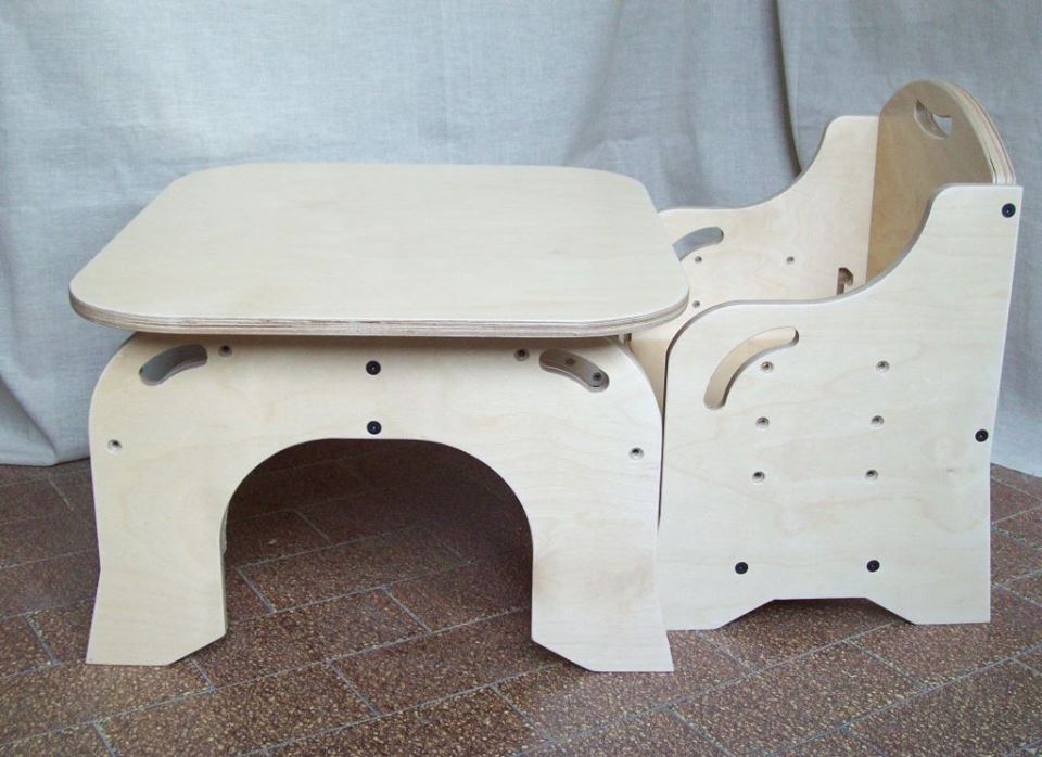 tavolino con sedie in legno, gioco per bambini in legno, gioco montessoriano.