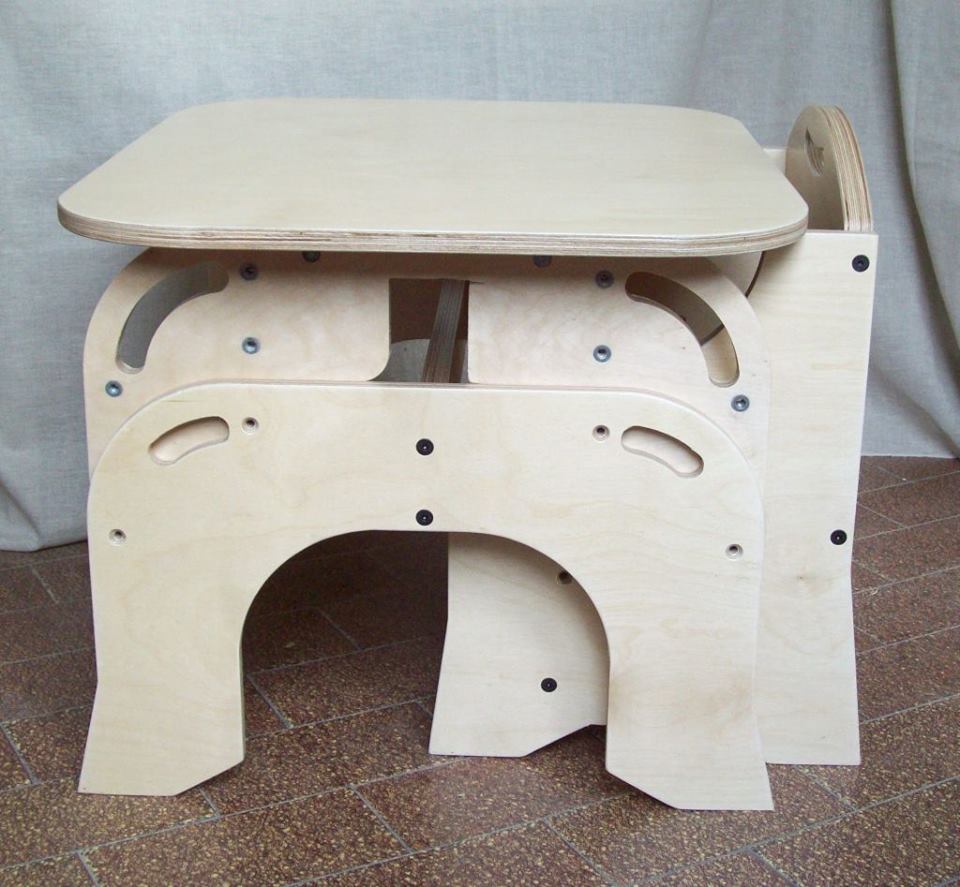 tavolino con sedie in legno, gioco per bambini in legno, gioco montessoriano.