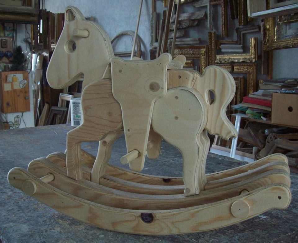 cavallo a dondolo gioco in legno per bambini